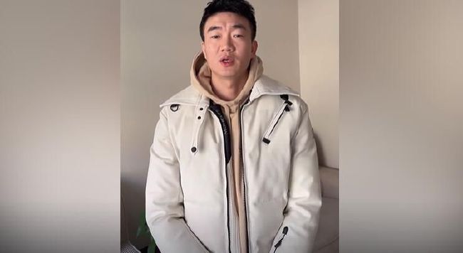 这四人乘坐电梯来到金茂府的顶层，按照拨打急救电话的门牌号，来到了2501号公寓内。